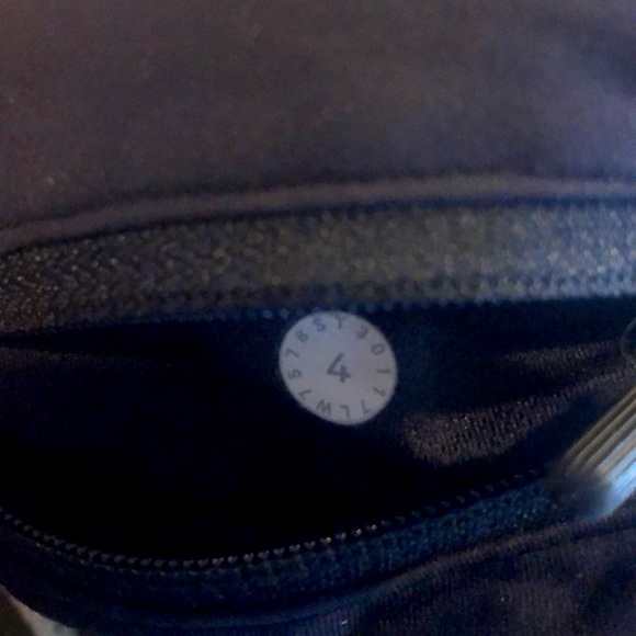 Lululemon size 4 Navy Speed Up 2.5 inseam - Picture 6 of 6